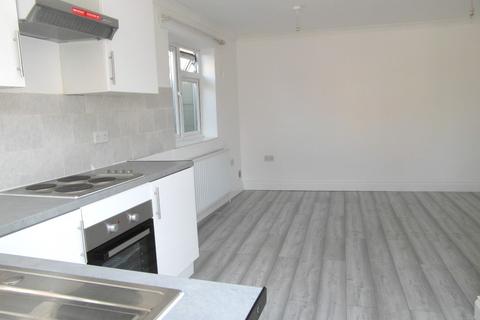 Studio to rent, Harewood Terrace, Southall UB2