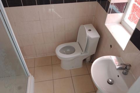 Studio to rent, Harewood Terrace, Southall UB2