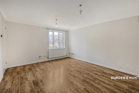 3 bedroom semi-detached house to rent, Petronius Way, Colchester CO4