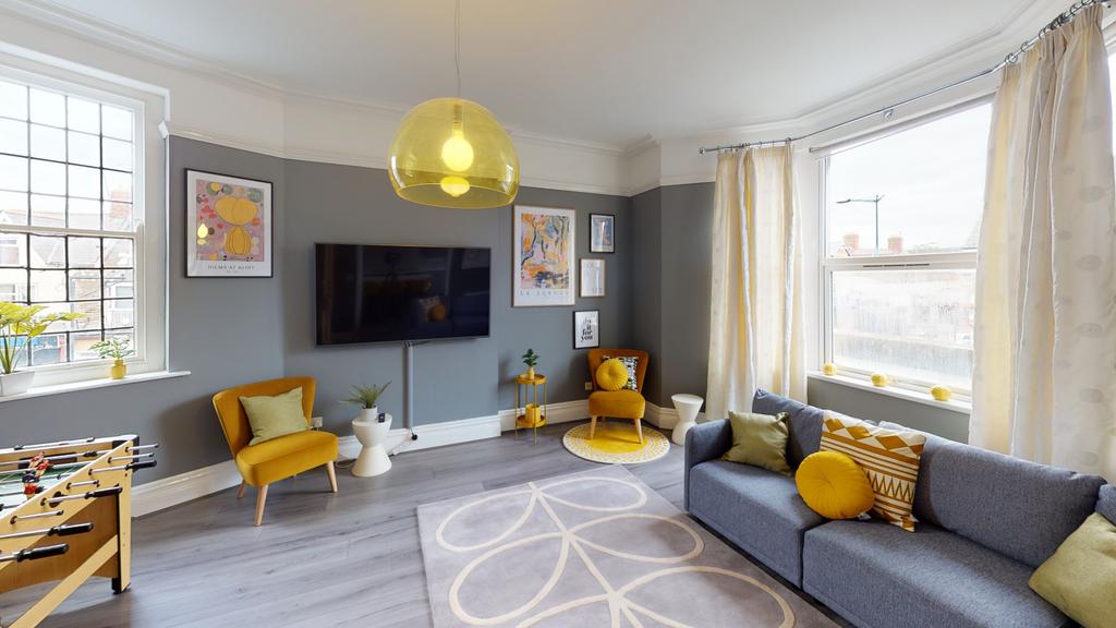 ADRE STUDENT LETTINGS Superb Location, GORGEOUS 8