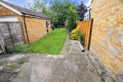 2 bedroom semi-detached house to rent, Peartree Road, Luton LU2