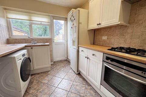 2 bedroom semi-detached house to rent, Peartree Road, Luton LU2