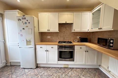 2 bedroom semi-detached house to rent, Peartree Road, Luton LU2