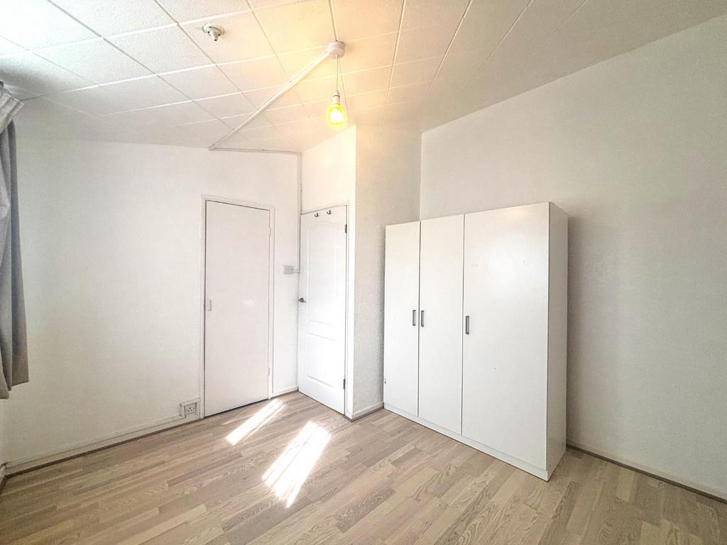 Bedroom 2 2.jpeg