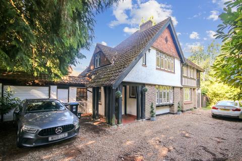 51 Copthorne Road, Felbridge, East Grinstead, RH19 2PB