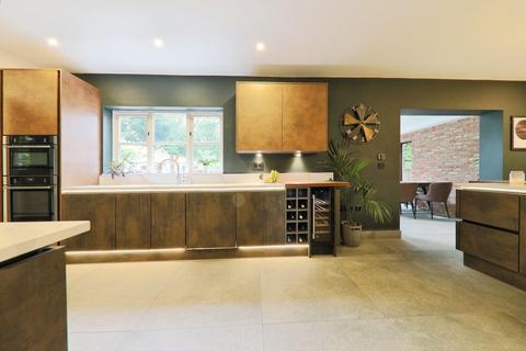4 bedroom detached house for sale, Canal Side West, Newport, HU15 2RN