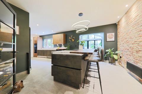 4 bedroom detached house for sale, Canal Side West, Newport, HU15 2RN