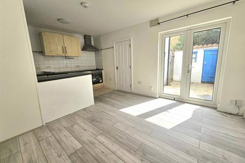 2 bedroom maisonette to rent, Slewins Lane, Hornchurch, RM11