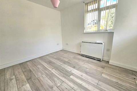 2 bedroom maisonette to rent, Slewins Lane, Hornchurch, RM11