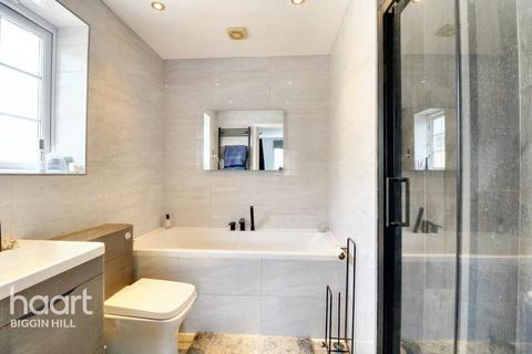 25 Dowding Road, Biggin Hill, Westerham, TN16 3BG