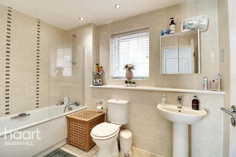 25 Dowding Road, Biggin Hill, Westerham, TN16 3BG