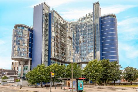 2 bedroom flat for sale, Lombard Road, London, SW11