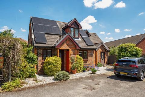 2 bedroom semi-detached bungalow for sale, Nutfield Close, Carshalton