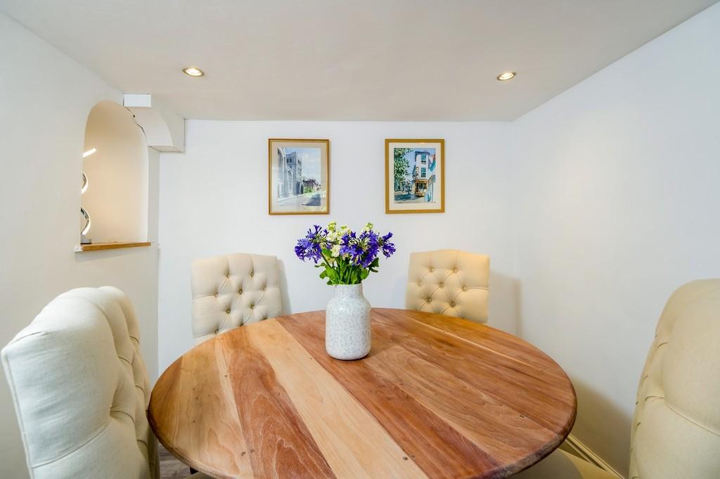 1440px-Cavell Cottage-10