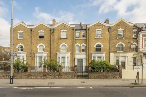 Studio to rent, High Street, London W3