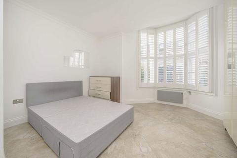 Studio to rent, High Street, London W3