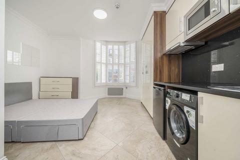 Studio to rent, High Street, London W3