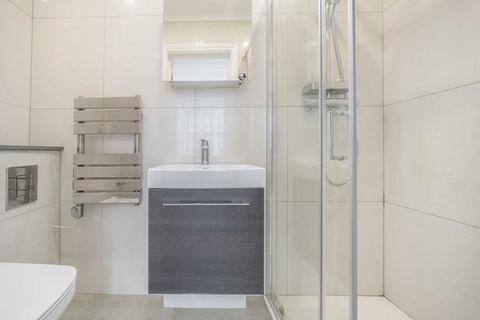 Studio to rent, High Street, London W3