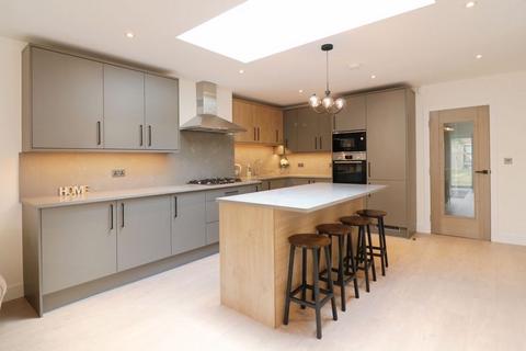 4 bedroom semi-detached house to rent, Station Road, Langley