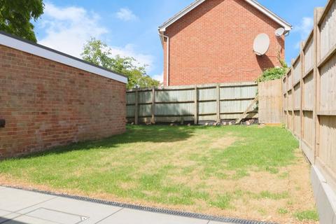 4 bedroom semi-detached house to rent, Station Road, Langley