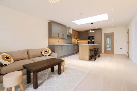 4 bedroom semi-detached house to rent, Station Road, Langley