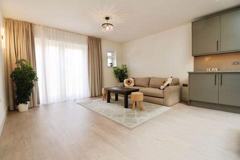 4 bedroom semi-detached house to rent, Station Road, Langley