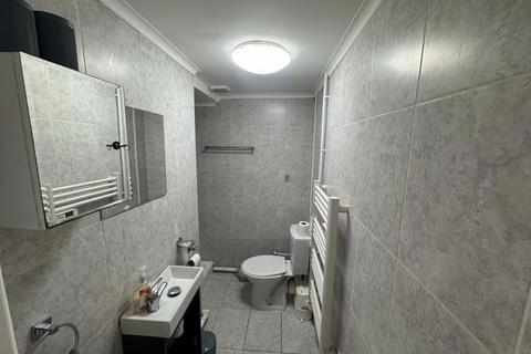 2 bedroom flat to rent, Trinity Street, Huddersfield