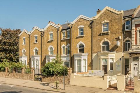 Studio to rent, High Street, London W3