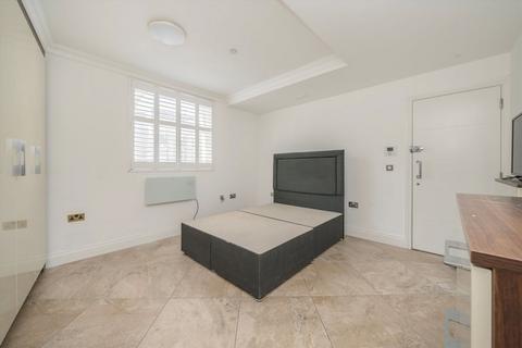 Studio to rent, High Street, London W3