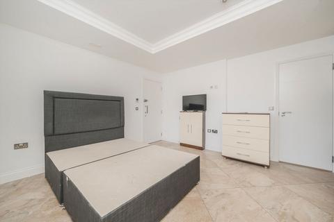 Studio to rent, High Street, London W3