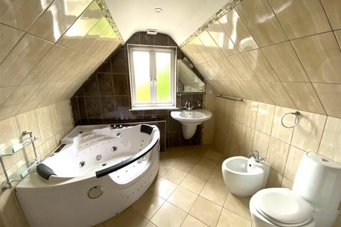 4 bedroom detached house to rent, Beacon Road, Foxhole, St. Austell, Cornwall, PL26