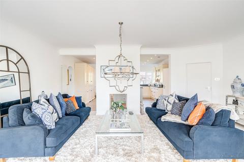 4 bedroom detached house to rent, Sea Drive, Ferring, Worthing, BN12