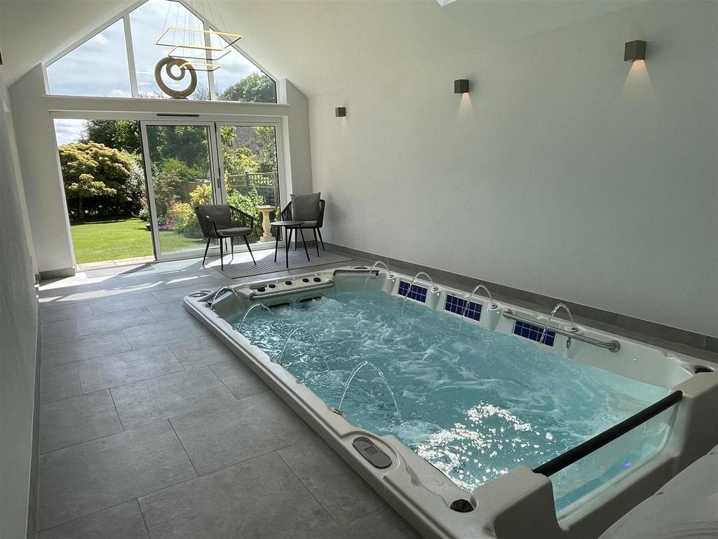 Poolhouse.JPG