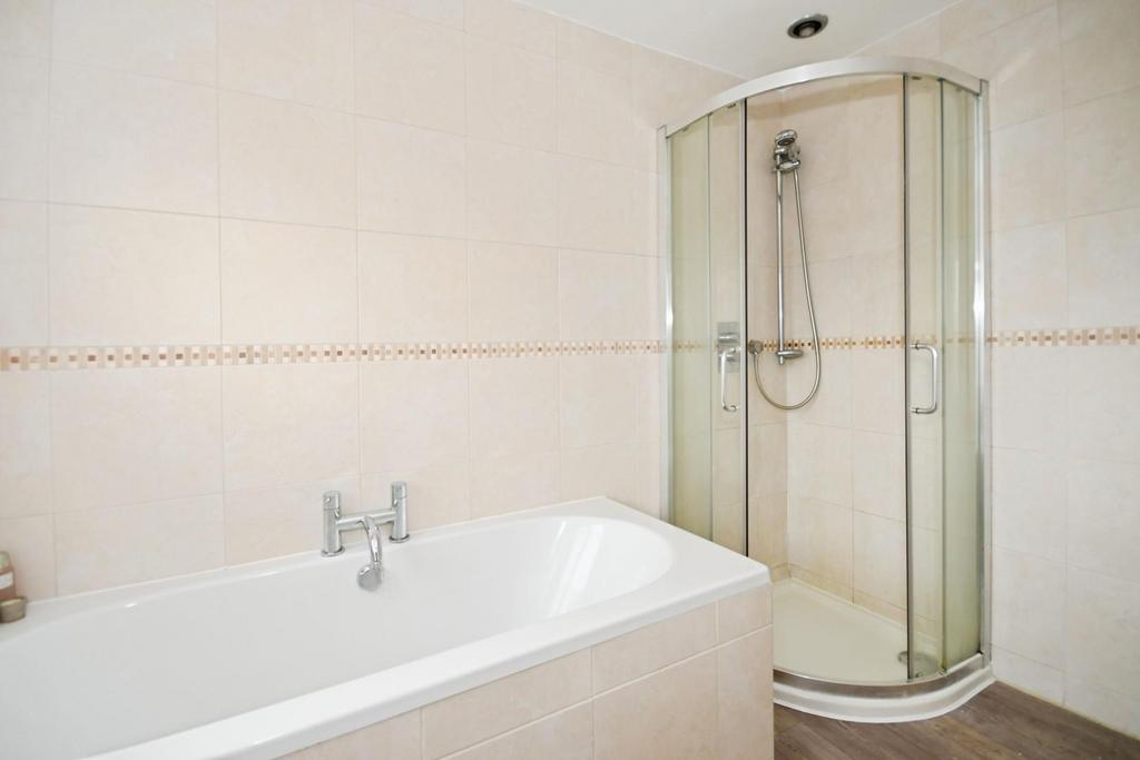 BATHROOM 04.jpg