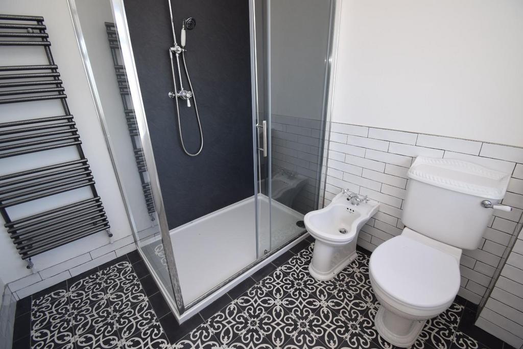 Bed 4 En-Suite.JPG