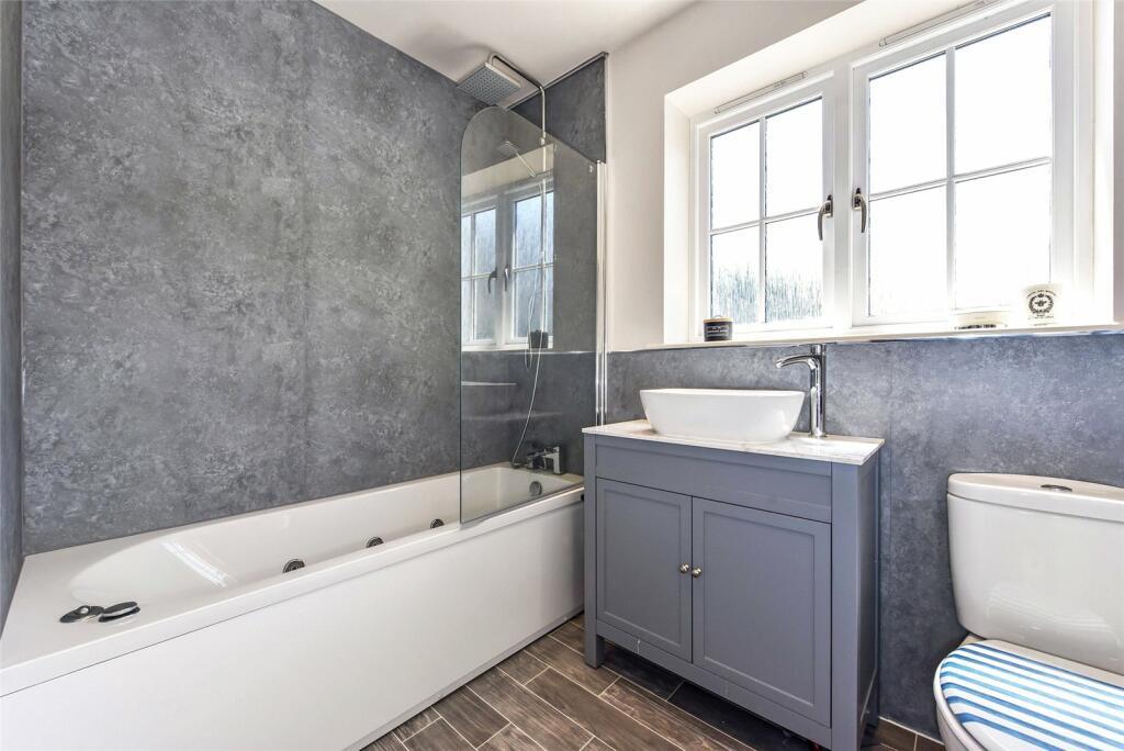 Luxuriously appointed bathroom