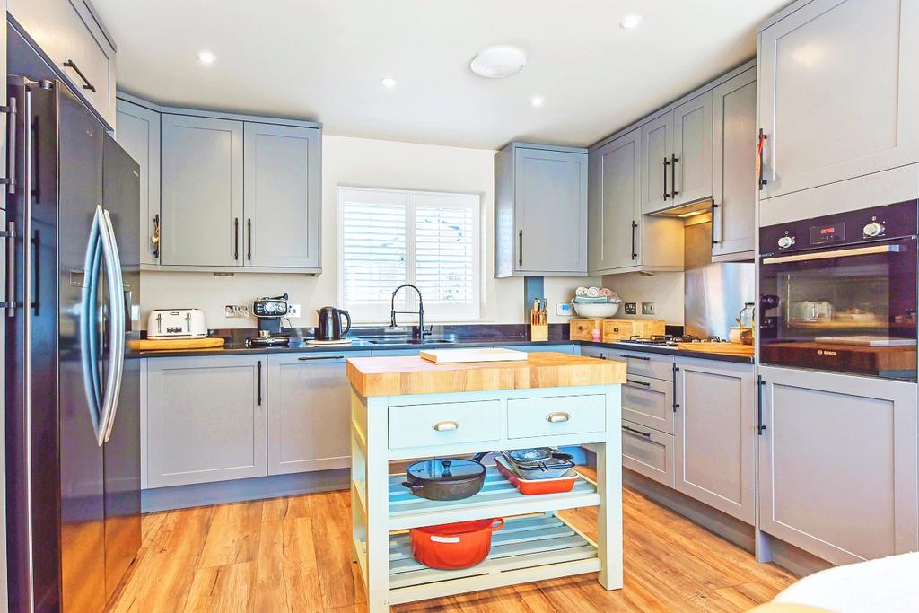 Fully fitted kitchen