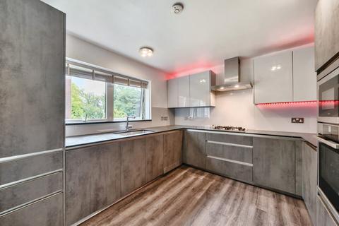 3 bedroom flat for sale, Minster Court, Hillcrest Road, Ealing W5