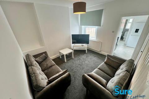 4 bedroom semi-detached house to rent, Seymour Road. GL1