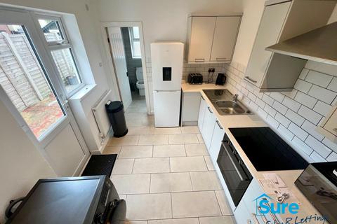 4 bedroom semi-detached house to rent, Seymour Road. GL1