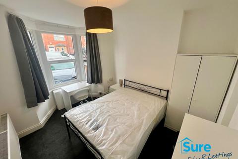 4 bedroom semi-detached house to rent, Seymour Road. GL1