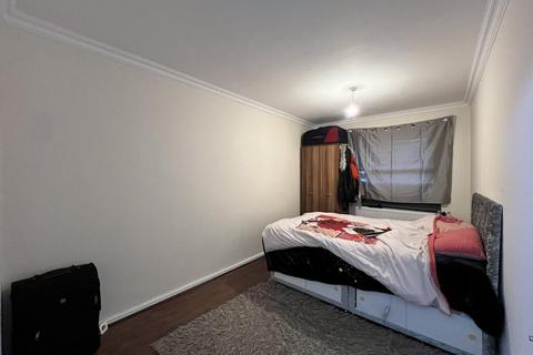 3 bedroom semi-detached house to rent, Bryson Walk, Manchester M18
