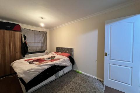 3 bedroom semi-detached house to rent, Bryson Walk, Manchester M18