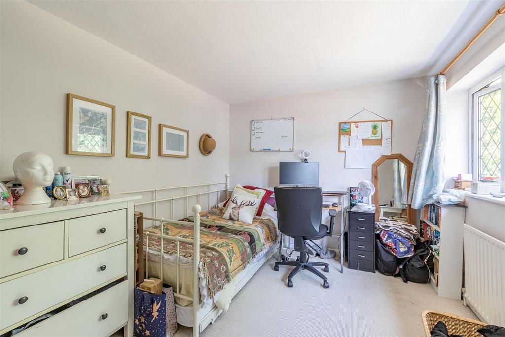 6 Weyside Close, KT14 7 DF - 1.jpg