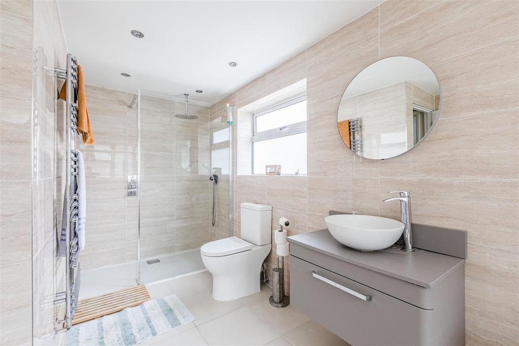 6 Weyside Close, KT14 7 DF - 4.jpg