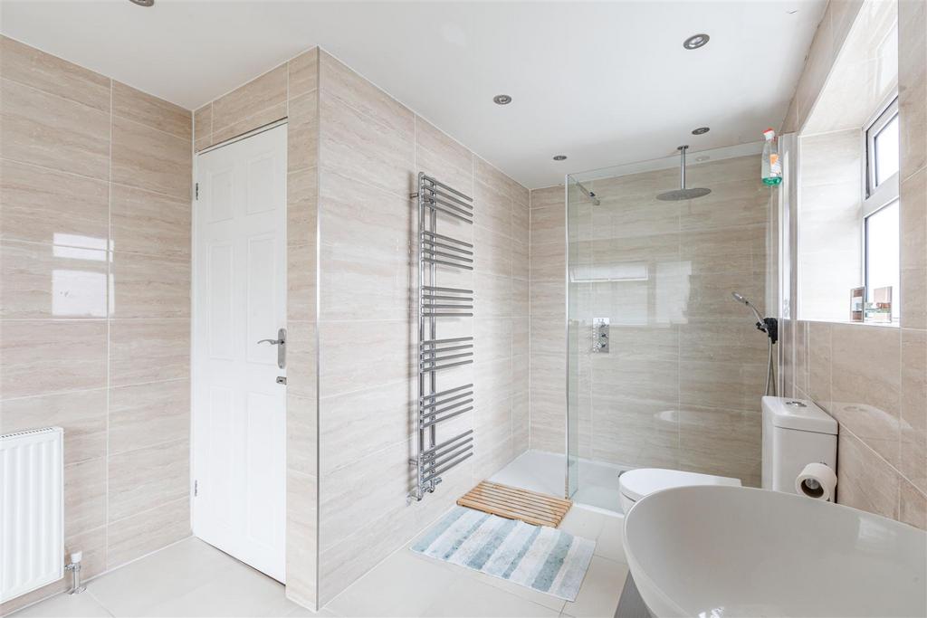 6 Weyside Close, KT14 7 DF - 6.jpg