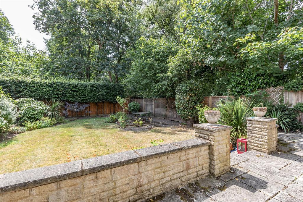 6 Weyside Close, KT14 7 DF - 18.jpg