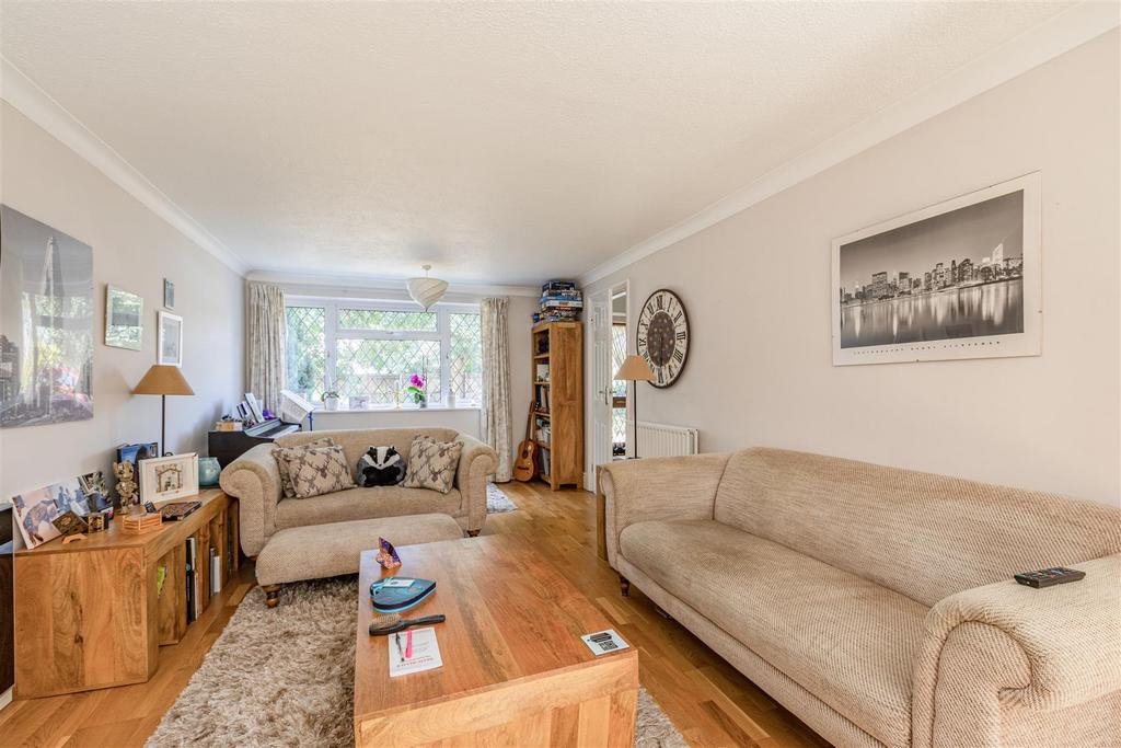 6 Weyside Close, KT14 7 DF - 15.jpg