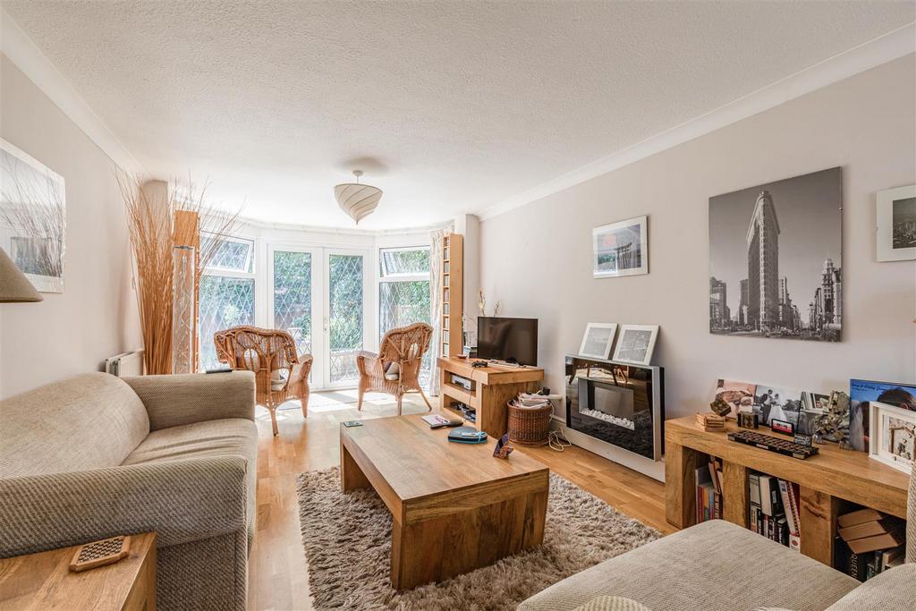 6 Weyside Close, KT14 7 DF - 14.jpg