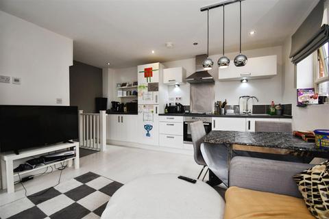 2 bedroom end of terrace house for sale, Legends Way, Hull